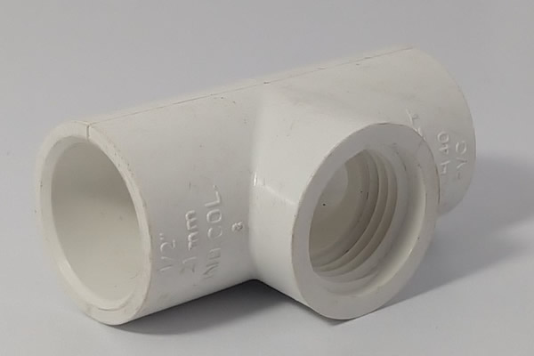 TEE PVC CON UNA ROSCA 1/2